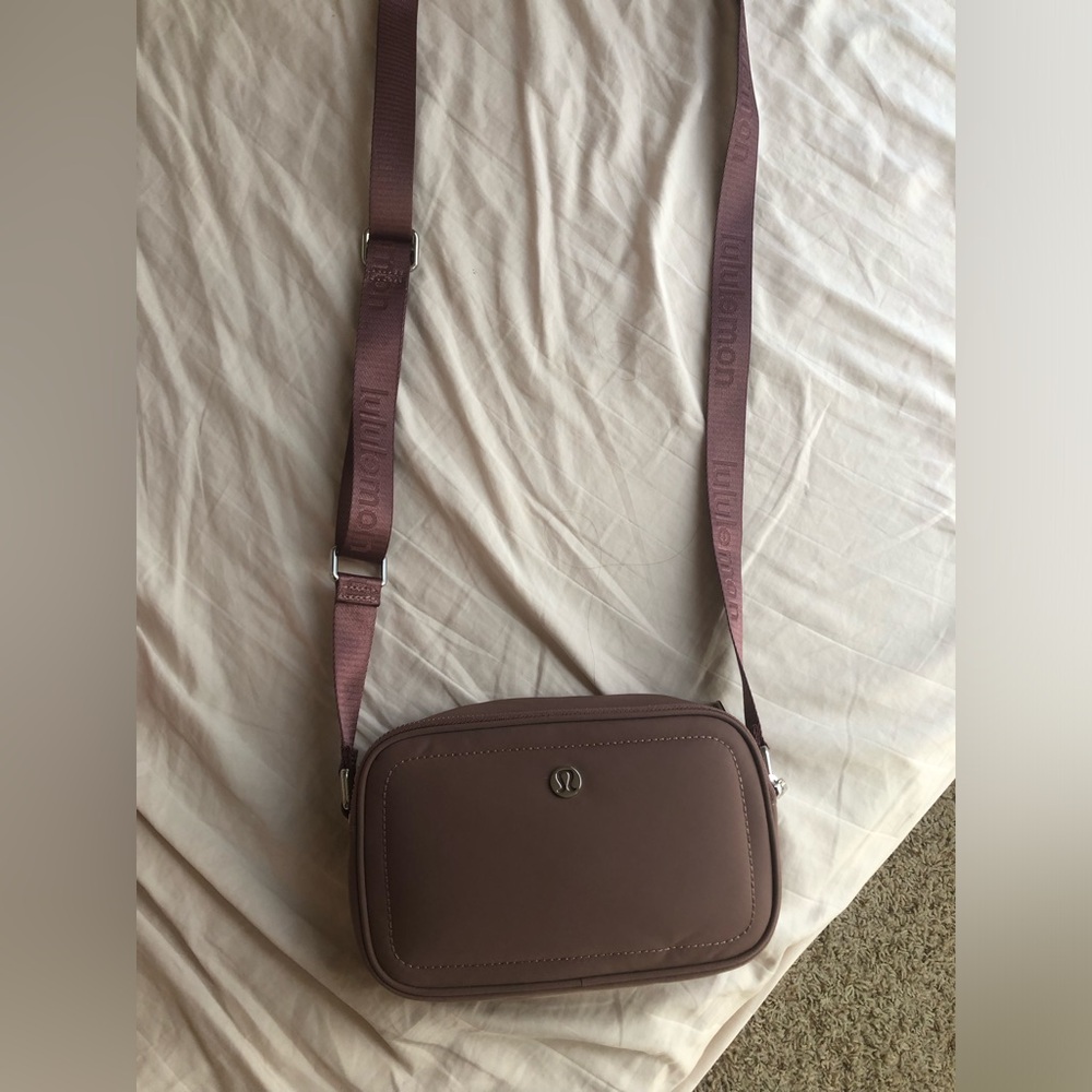 Mauve Lululemon 2L camera bag crossbody NWOT